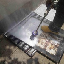 washing baking trays ultra high pressure washer شستشوی سینی پخت نان با واترجت صنعتی