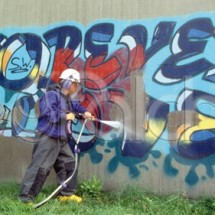 removal graffiti with high pressure washer حذف تبلیغات دیواری با واترجت صنعتی