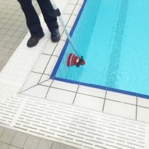 cleaning walls of the pool with motor scrubber نظافت دیواره استخر با اسکرابر چند منظوره
