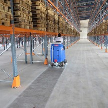 wash the floors of the warehouse using a scrubber شستشوی سطوح کف انبار با اسکرابر 