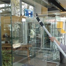 indoor glass cleaning in shopping center شستشو و نظافت نمای داخلی مراکز تجاری